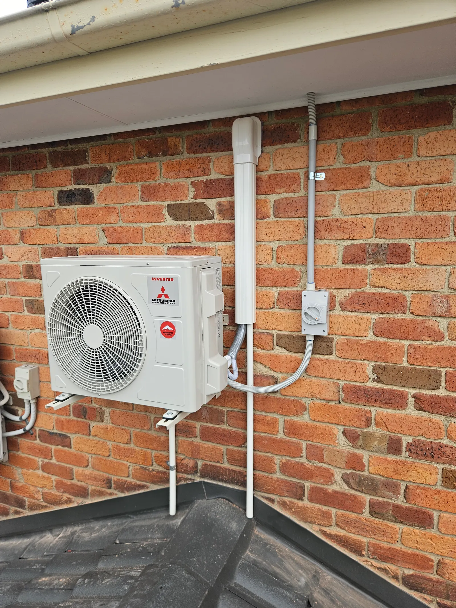 Split system: split system air conditioning by AZ Electrical, Melbourne